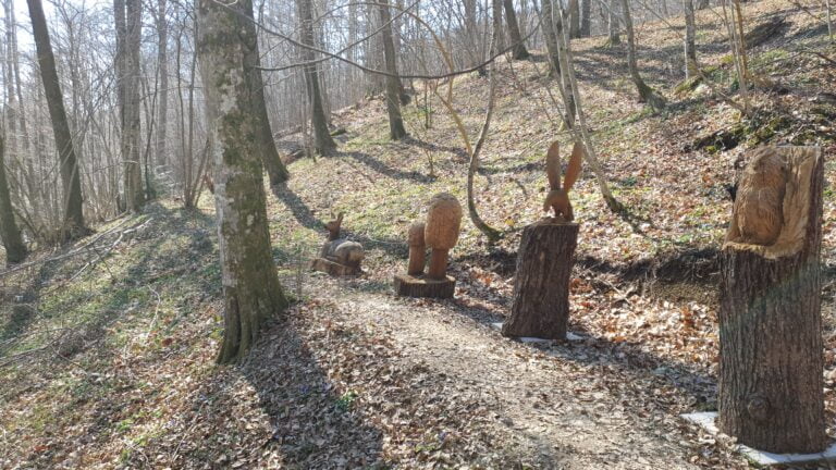 Izletište sa drvenim skulpturama