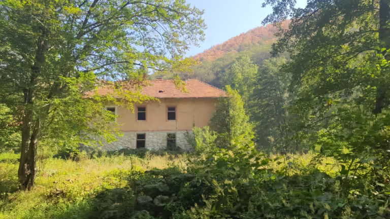 Ruševine hotela Strmac
