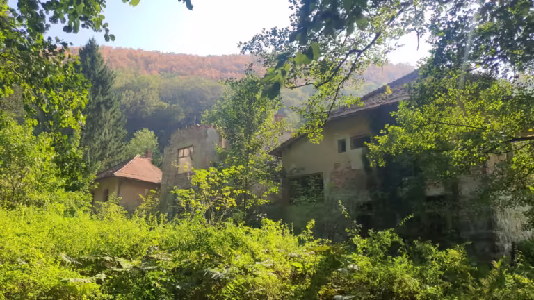 Ruševine hotela Strmac